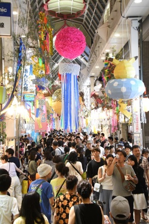 阿佐ヶ谷の七夕祭りの写真素材FYI00201826ストックフォトの Qlean Market キュリンマーケット