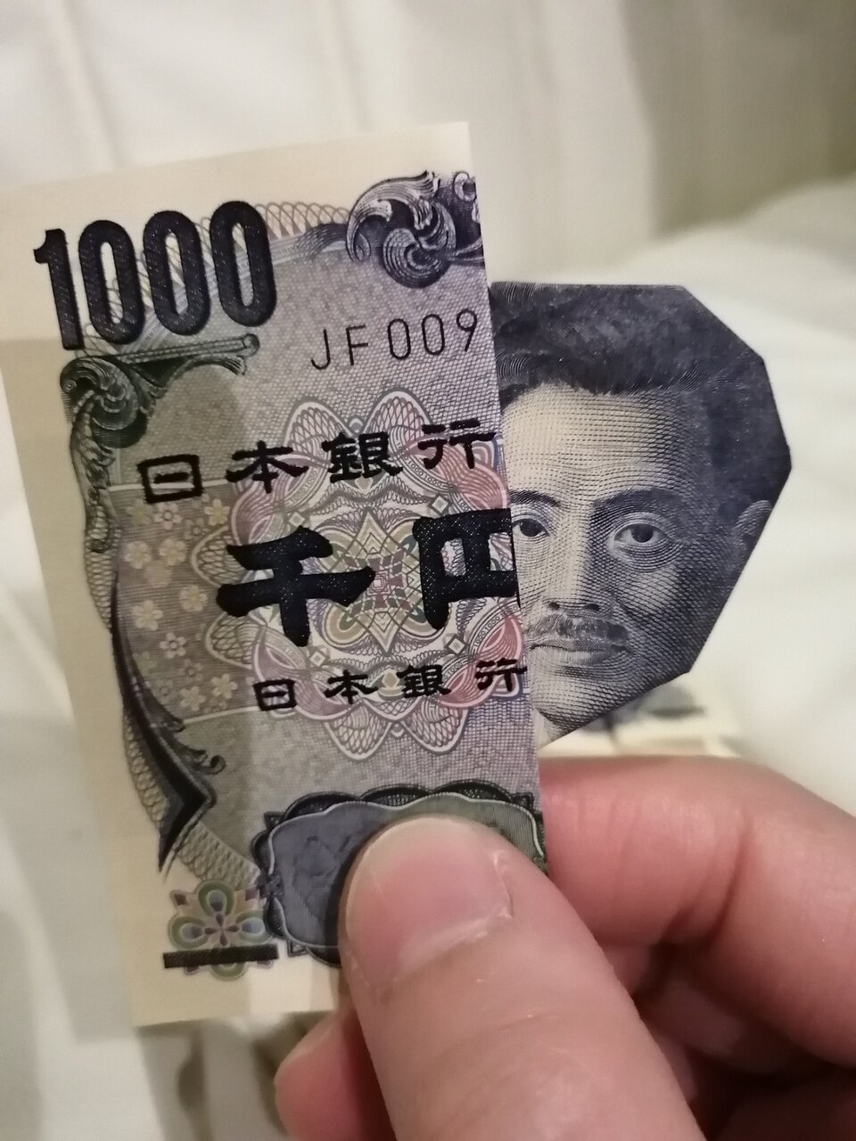 図解 お年玉のポチ袋への正しい入れ方は？お札の三つ折り方法やマナーも - マネコミ！〜お金のギモンを解決する情報コミュニティ