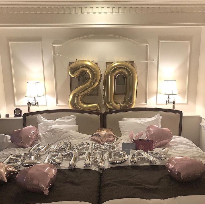 ホテルサプライズ誕生日飾り付けのやり方とおすすめ風船サプライズTikTok