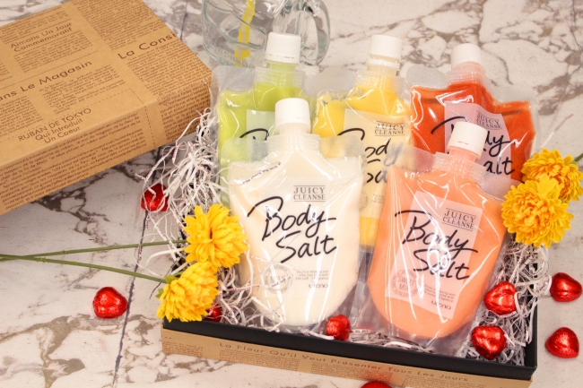 バレンタインデープレゼントを持つ女の子のイラスト 2種4点DRAWING STOCKプロのイラストレーターによる商用利用可のイラストサイト