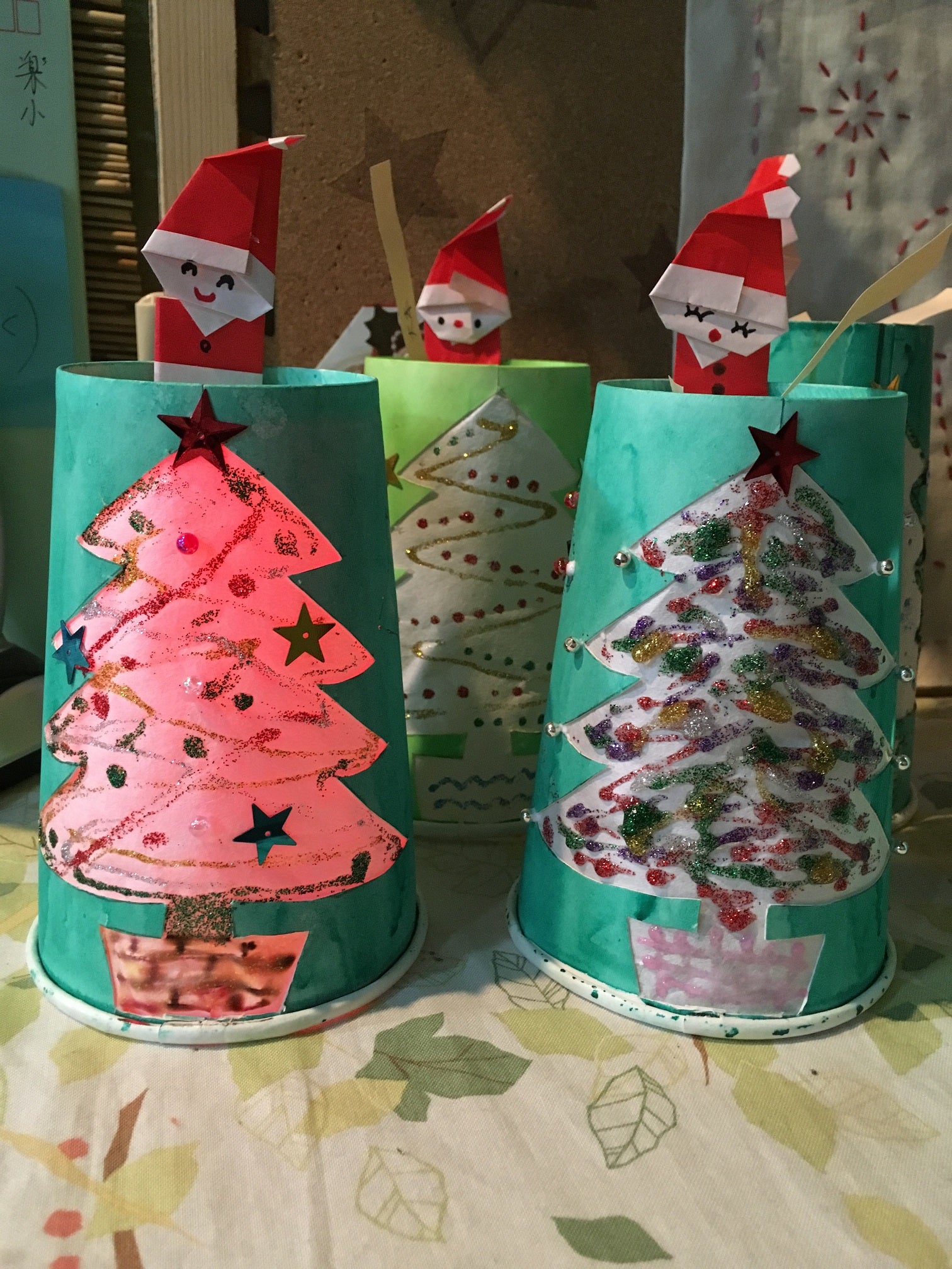 紙皿４枚で簡単にできる！愛情いっぱい手作りクリスマスツリー 紙皿＆紙コップでビックリ工作！HugKum はぐくむ