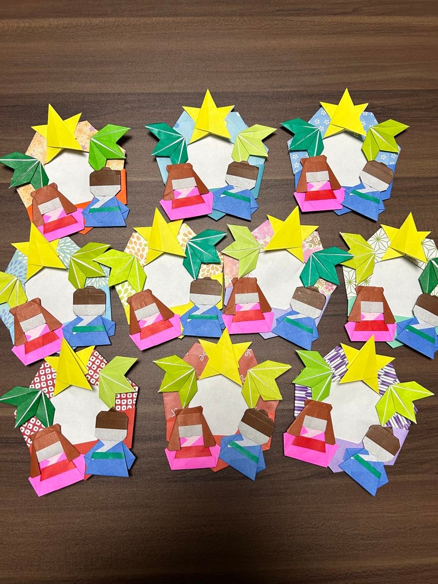 Chisshy0rigamiちっしー折り紙 です織姫 おりひめと 彦星 ひこぼしを 笹リース に飾り、色々な七夕飾りでデコレーションしてみました！1枚目の 吹き流し と ちょうちんスイカ2,3枚目の織姫と彦星は1 4サイズで作っています⭐️ ※写真に写っ