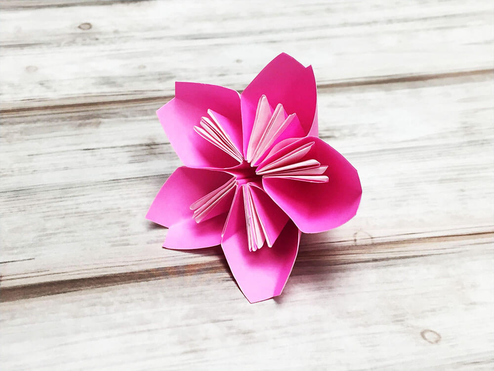 桜の折り紙。簡単に子供でも出来る切り方。1枚でかわいいさくらの花びら飾りが完成！3月の手作り製作にも♪おりがみっこⅡ