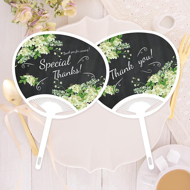 アイドルのコンサートで使われる「ファンサうちわ」を結婚式の席札にするアイデア💛💙💚💜 新郎新婦が入場するときに「指ハートして♡」などファンサが書かれたうちわを振ってもらえば 披露宴がさらに盛り上がります🫶 お写真は、 1～5枚目： @rmc_wd さん6～8枚目