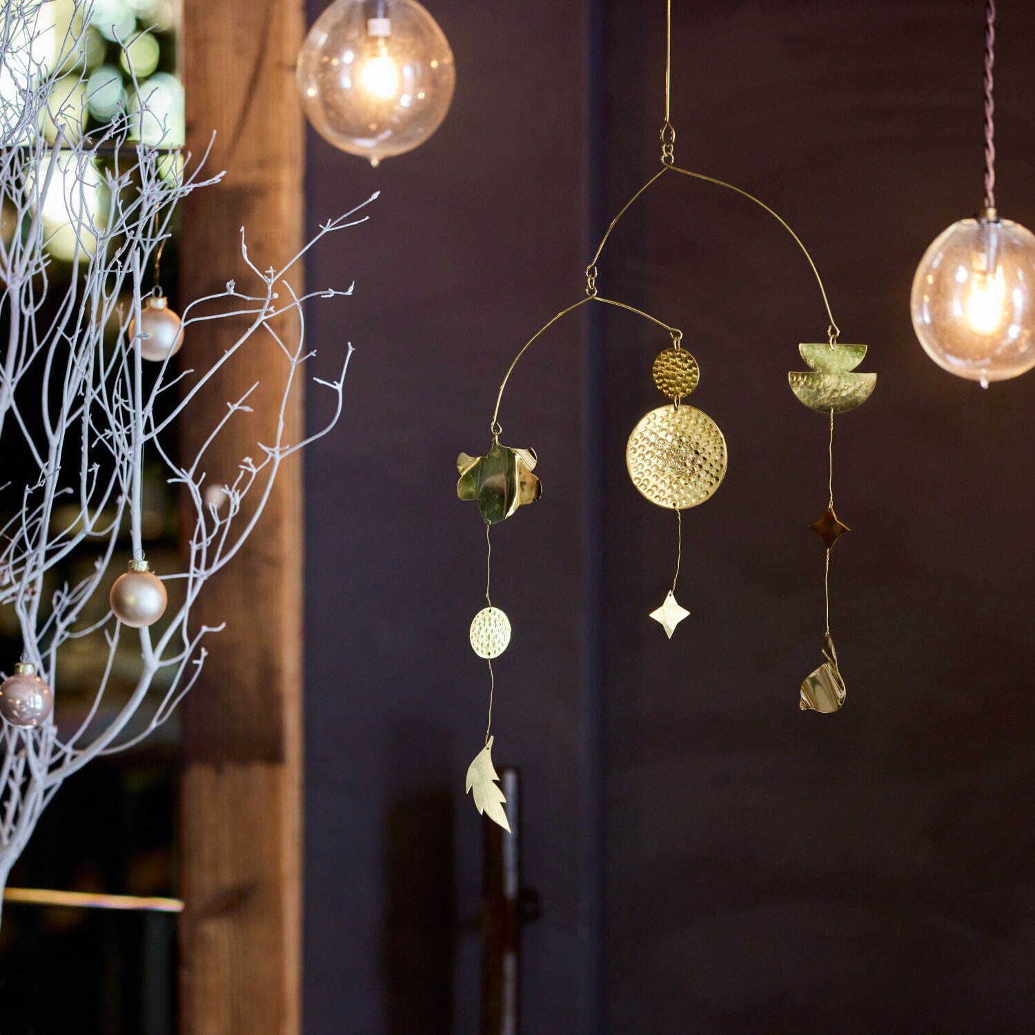 青山フラワーマーケット“バラが主役”の24年クリスマスブーケ、ゴールドやパール煌めくラッピングで - ファッションプレス