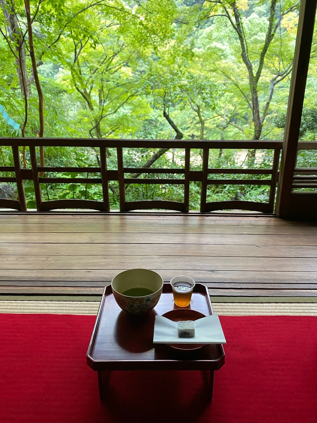 夏の借景水鏡は木漏れ日も爽やかに映ります嵐山祐斎亭 営業時間◇時間10:00〜17:00 最終受付:16:30 ◇定休日:木曜日※0歳～12歳の方のご入館は出来ませんのでご了承ください 一部投稿にて子連れで入場出来る旨の記載がありますが、お入り頂けませんのでご注意願い