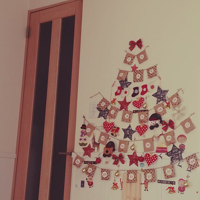 型紙と色画用紙で作る季節の壁面飾り12月クリスマスツリー図工人