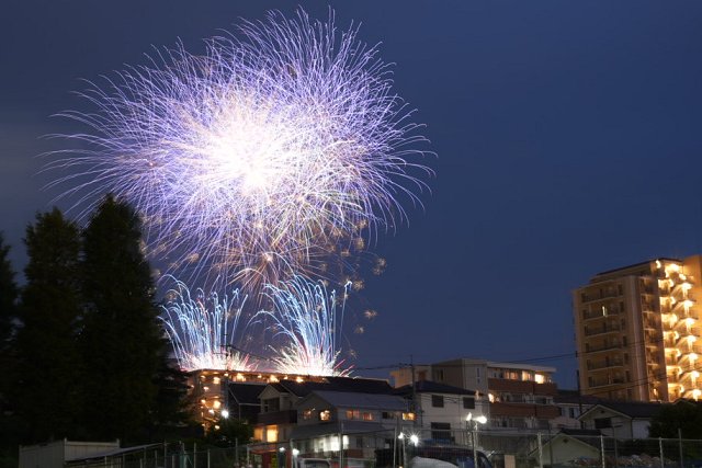 八王子市 八王子花火大会は7月2６日 土 。混雑を避け涼しい高尾山からなら、立川の花火も見えます 八王子！- エキスパート - Yahoo!ニュース