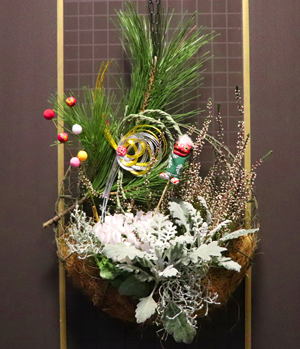 お正月の玄関飾りにも。ミニサイズの寄せ植えもキュートな「ハボタン」