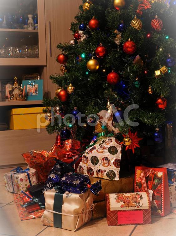 クリスマスツリーの下に置かれたプレゼントの写真素材79031724- PIXTA