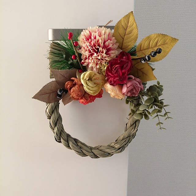 100均でしめ縄リース! 作り方付Handmade やDIY、植物あそびが好きです🌿 作り方つきで多肉にあう雑貨の作り方とアレンジ等を投稿しています。@a_piece_of_dream 🌱 ・ ・ しめ縄リースの手作りって可愛いですよねッ。 クラフト店では赤や紫、紙や紐のベースが売られ