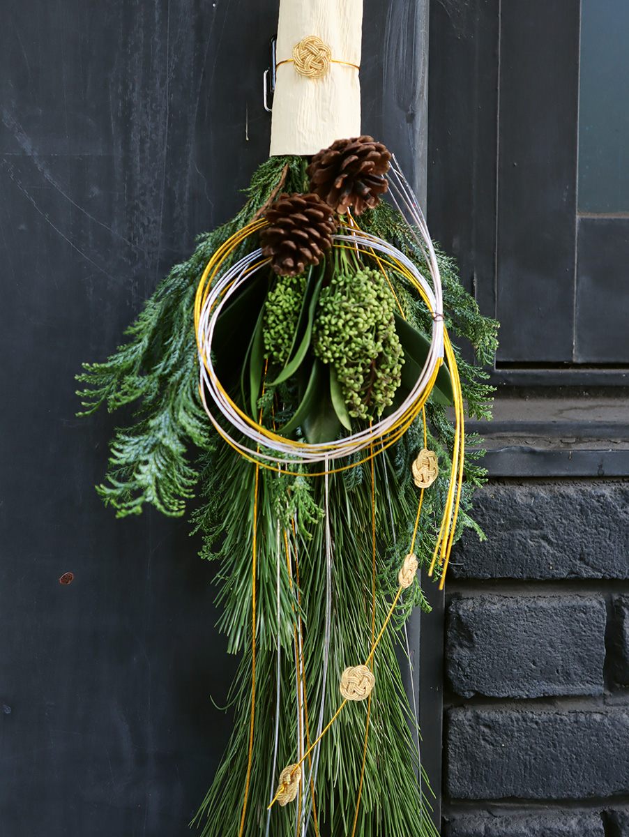 自宅の正月花をいける お稽古も無事に終わり、残った花材でいけました。 今年もたくさんのフォローと「いいね」をありがとうございました🙇皆様よいお年をおむかえくださいませ😆 大王松 竹 きく つばき 紅白水引ikebanasogetsuikebanasogetsujapaneseculture