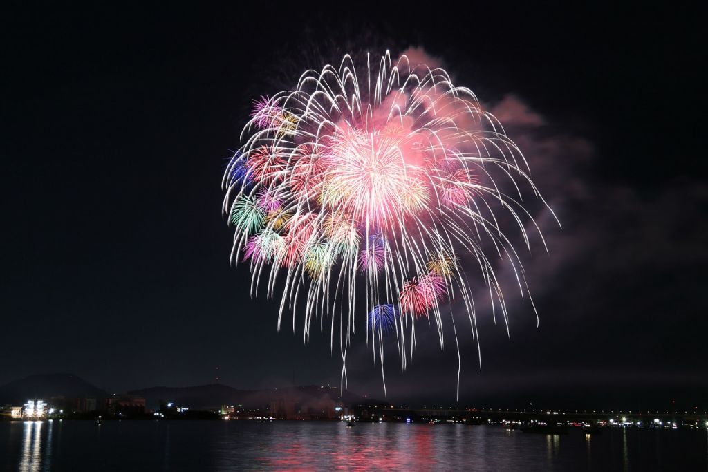 これから開催の“花火大会”13選～関東～ 大ナイアガラとスターマインが夜空を焦がす・足利花火大会 CREA WEB- Yahoo!ニュース