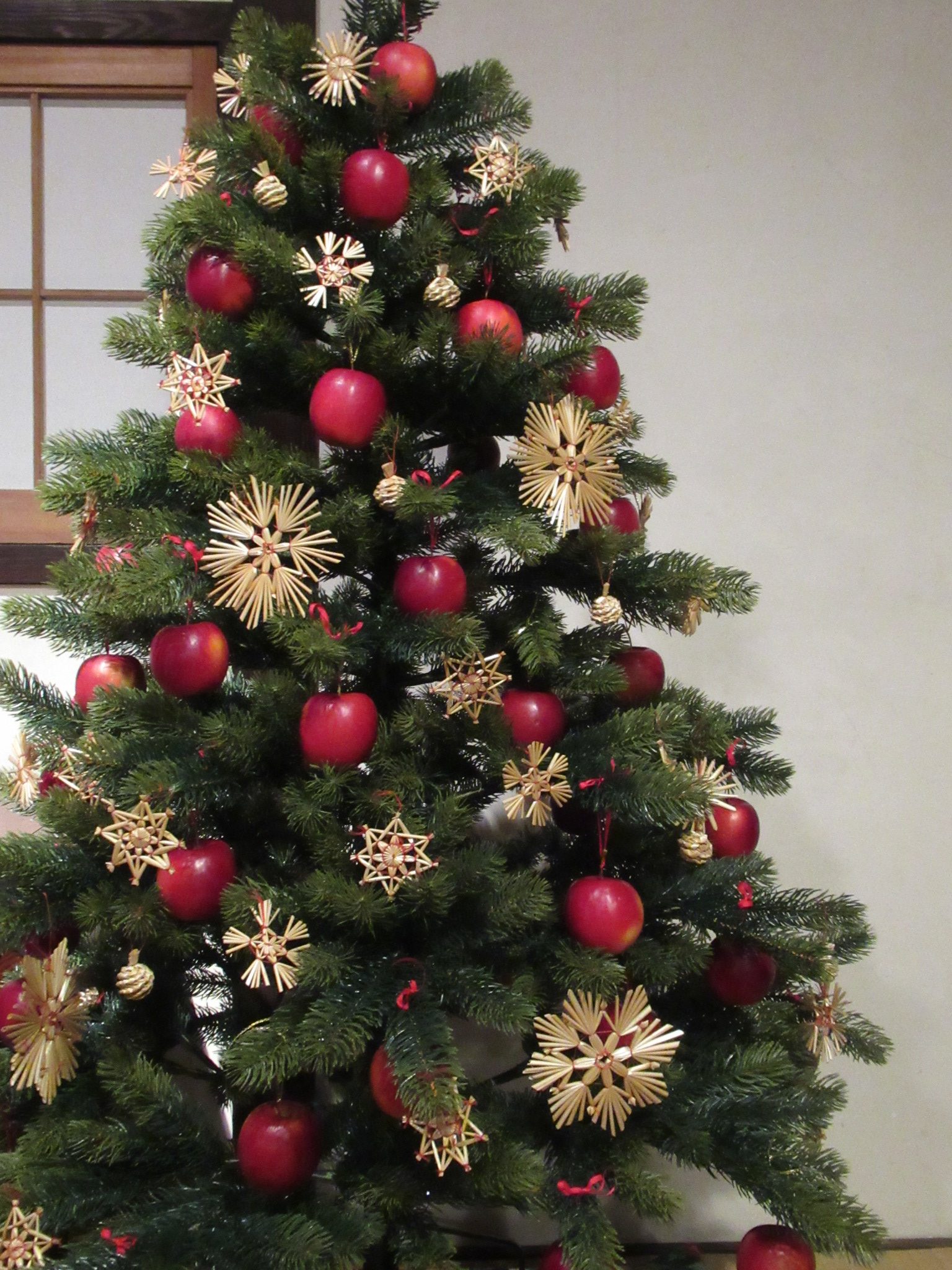 ☆クリスマスキャップリース☆にっこり手作りおもちゃです！ いつもご覧くださりありがとうございます。 ペットボトルのキャップを使って、リース作りを紹介します♪キャップの色がそろわない時はマステを貼ればOK！ キリを使うので気を付けてくださいね。 リールでも