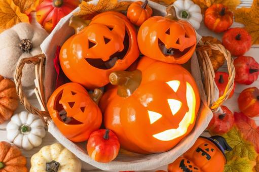 無料素材ハロウィンのかぼちゃ飾りや落ち葉にバスケットなどを並べた秋らしい写真素材