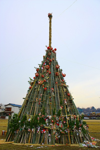 どんど焼き」とはどんな行事？意味と由来、全国の有名などんど焼きを紹介