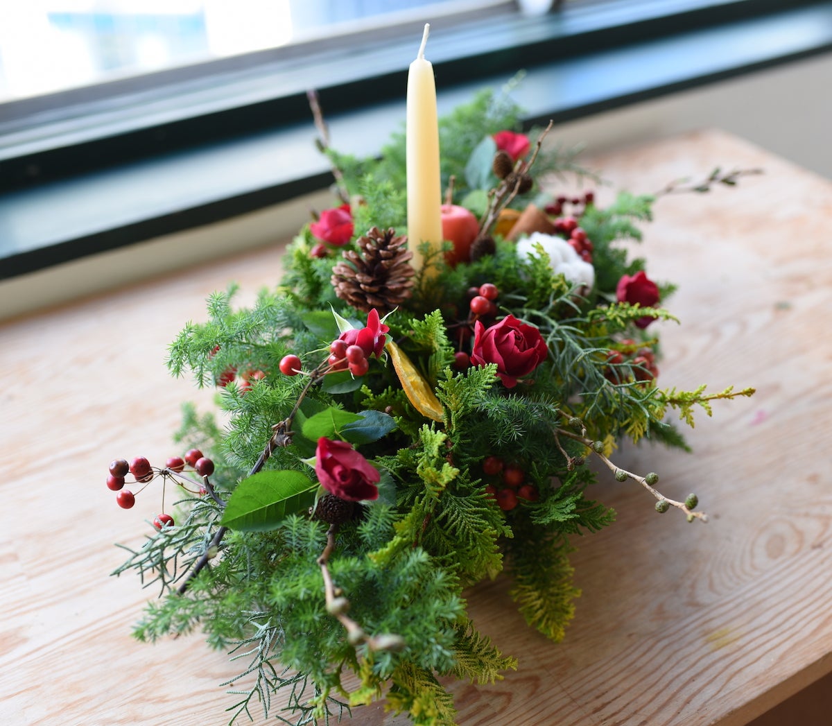 ピンクカップのクリスマスアレンジメント ポインセチア アーティフィシャルフラワーアレンジメント R&yCH118iichi日々の暮らしを心地よくするハンドメイドやアンティークのマーケットプレイス