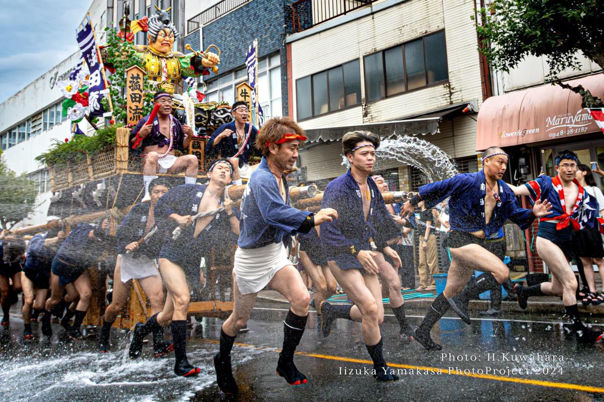 博多駅前に山笠見参！ 「他流舁き」で東流、祝いめでたに拍手 西日本新聞me