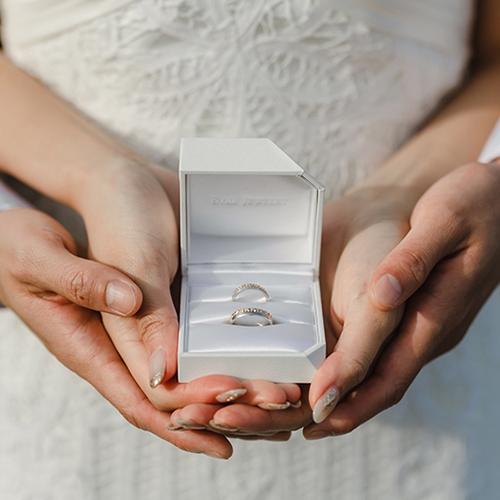 指輪と一緒に親指フォト！前撮りや結婚式の写真にぴったり