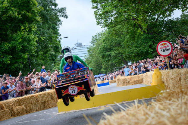 コスプレした大人たちが本気で遊ぶ ユニークな手作りカートで斜面を駆け抜けろ！ロンドンで見た迫力イベント神戸新聞NEXT連載・特集話題