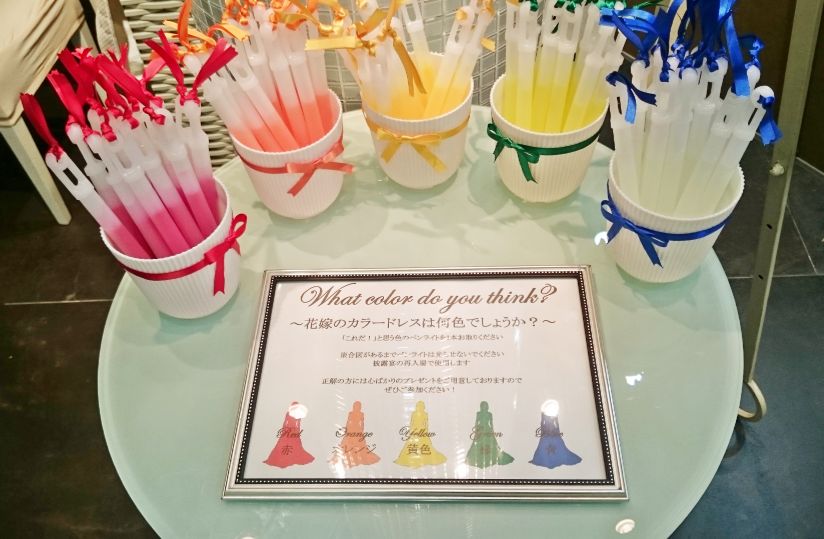 結婚式ドレス当てペンライト 結婚式 披露宴 パーティー 当日、ゲストの方々は予想したドレスと同じ色のペンライトを持って披露宴会場へ💛💙🤎💚✨・ ・結婚式披露宴ウェディングドレスドレス 色当てクイズお色直し卒花ウェルカムボードウェルカムボード
