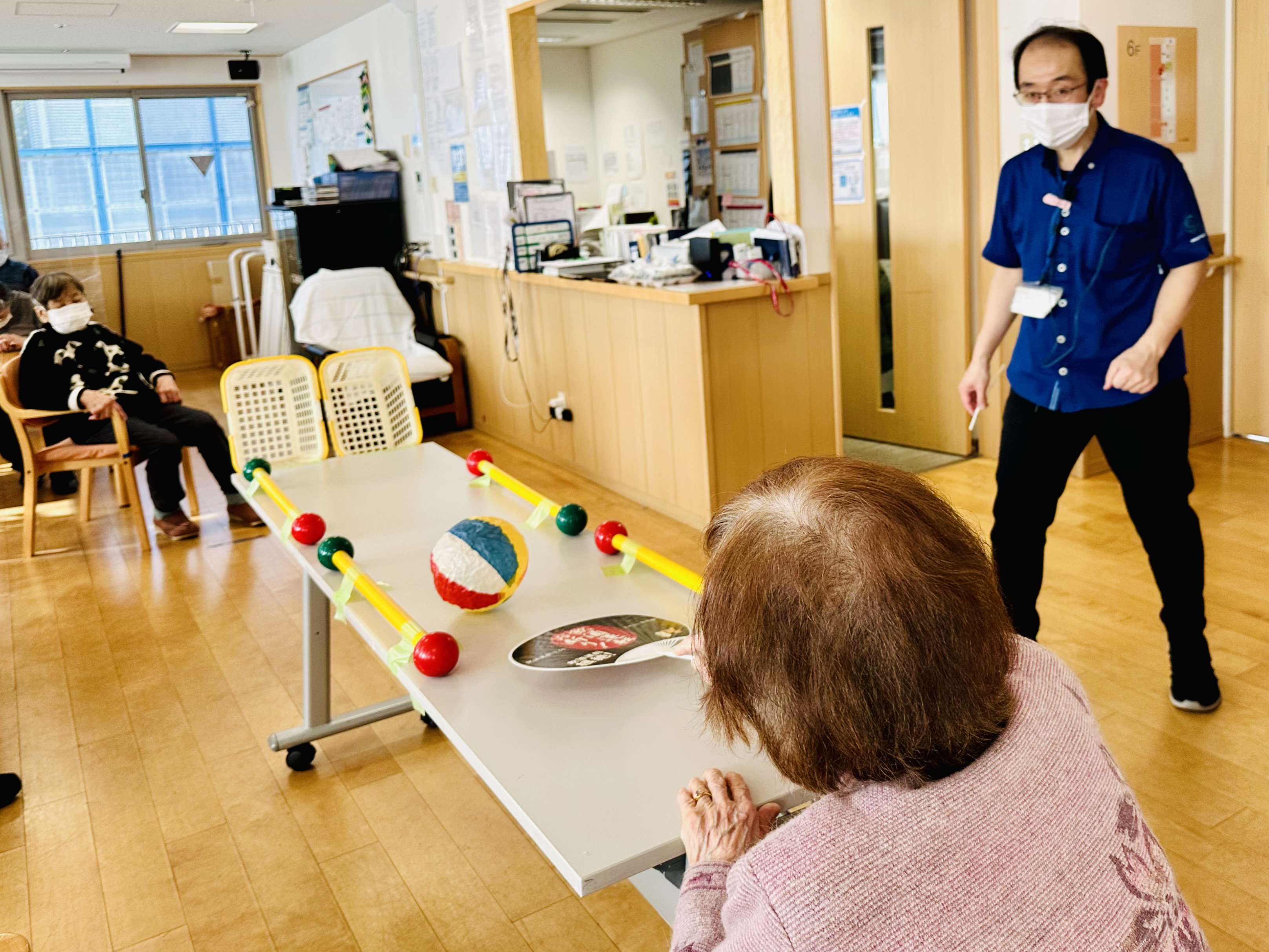 紙コップとうちわを使ったレクリエーション活動🎨