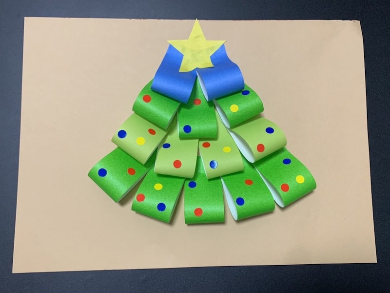 保育園の壁面製作 12月 絵の具遊びでクリスマスツリーの作り方にじいろランド note園