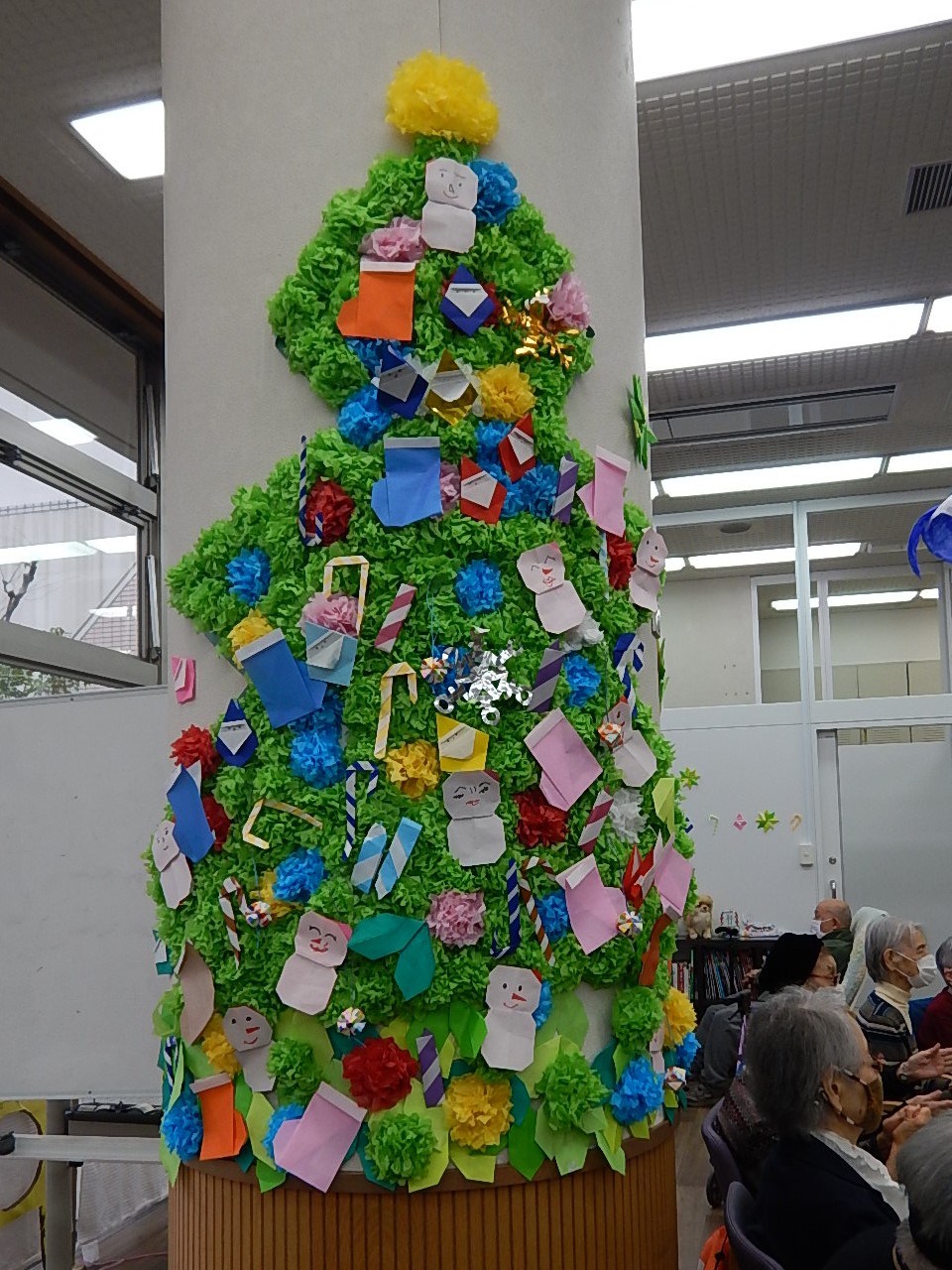 簡単 松ぼっくりのクリスマスツリーの作り方高齢者の手芸と工作脳トレログ