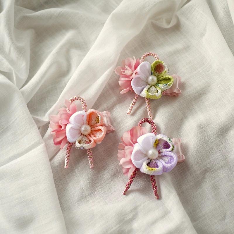 楽天市場 ベビー 髪飾り お食い初め 七五三 和 ヘアバンド 髪飾り ７５３ 赤ちゃん ひなまつり ヘアアクセサリー 袴 着物 リボン桜花と小菊くすみちりめんリボン 浴衣 100days 桃の花 マム 赤 ひな祭り ピンク 子供 ベビー袴 女の子 新生児 100日 キッズ 雛祭り袴