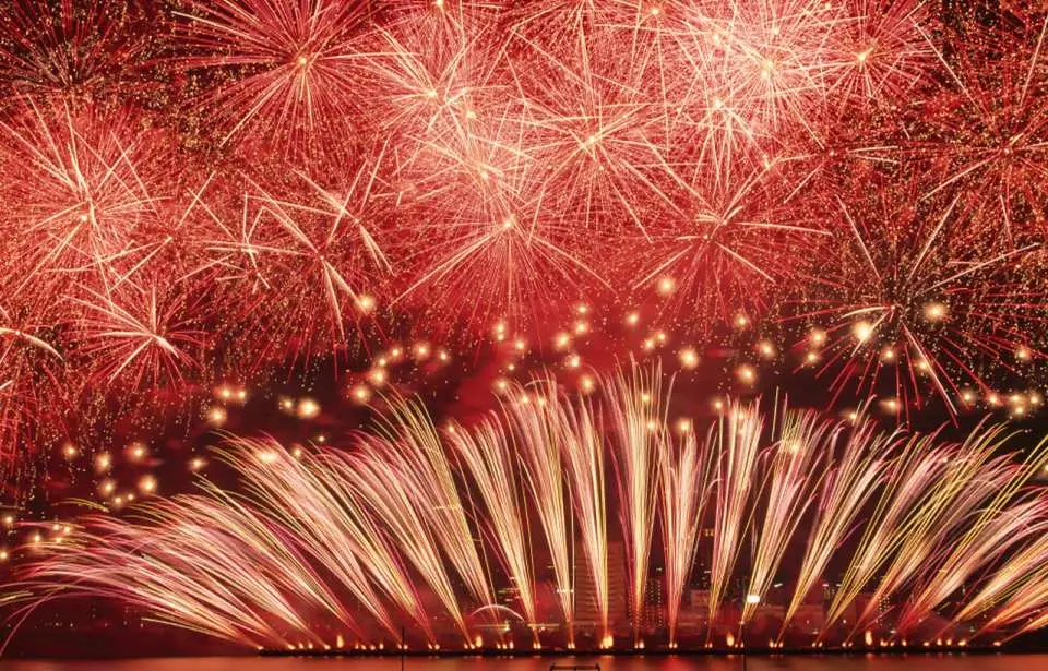 彩都なないろ公園の夜景 万博記念公園の観覧車と花火大会、あべのハルカスを遠望 大阪箕面