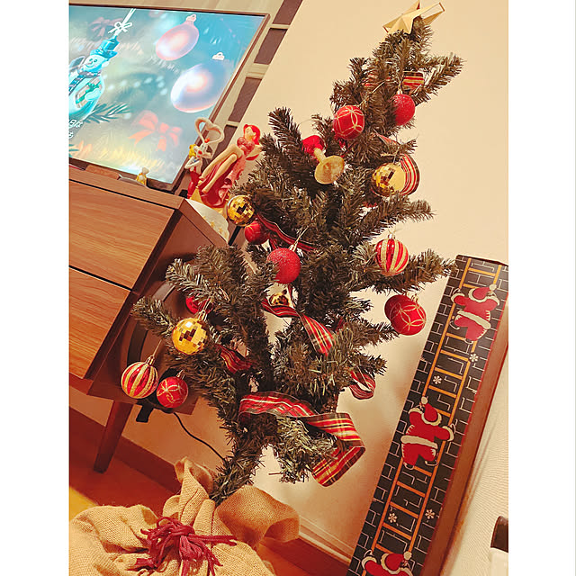 アポロ・イングリッシュ・アカデミー - Merry Christmas! 🎅🎄日本では枕元にプレゼントを置きますがアメリカではクリスマスツリーの下 に山のようなプレゼントを並べます。クリスマスは祝日なので朝起きたら子どもたちはツリーに駆け寄ってプレゼントの包装紙をビリビリ