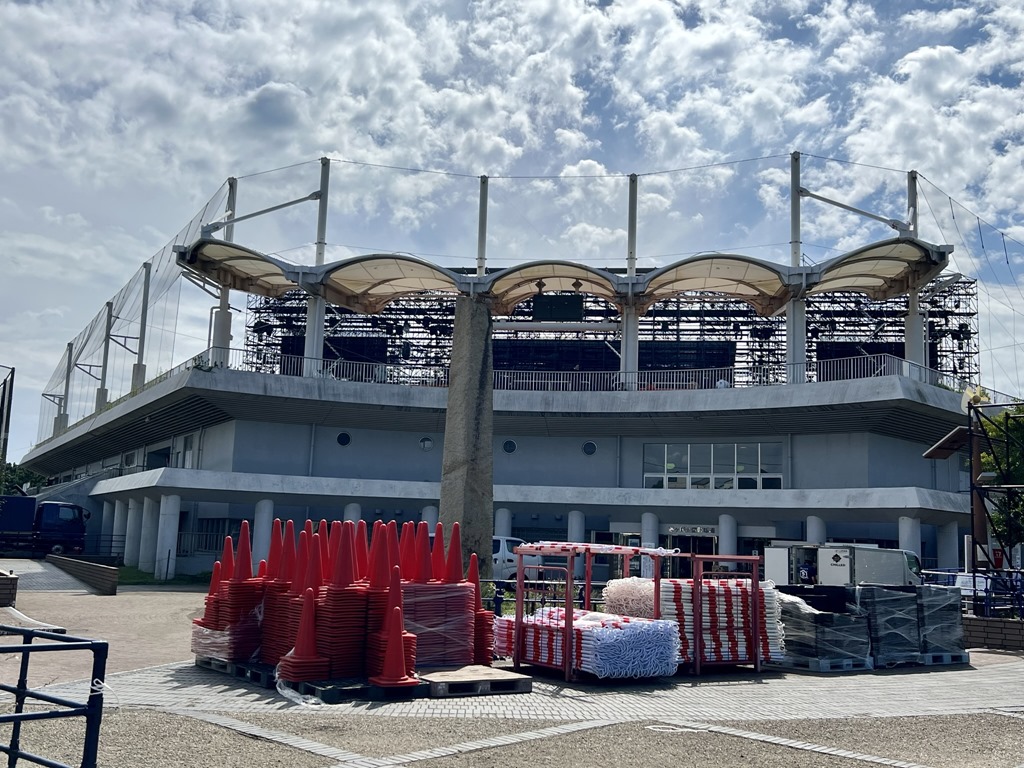 ⭐︎ 茅ヶ崎の美味しい、楽しいが集結！！ みんなで楽しめる夏祭りのお知らせです。 心のバリアフリー 段差をなくすゴムシート設置していますどなたでもご参加出来ます。入場無料。 第１回目の開催！！ 音楽、太鼓、踊り、盆踊りとかけて 「 ボンダンス 」祭りです