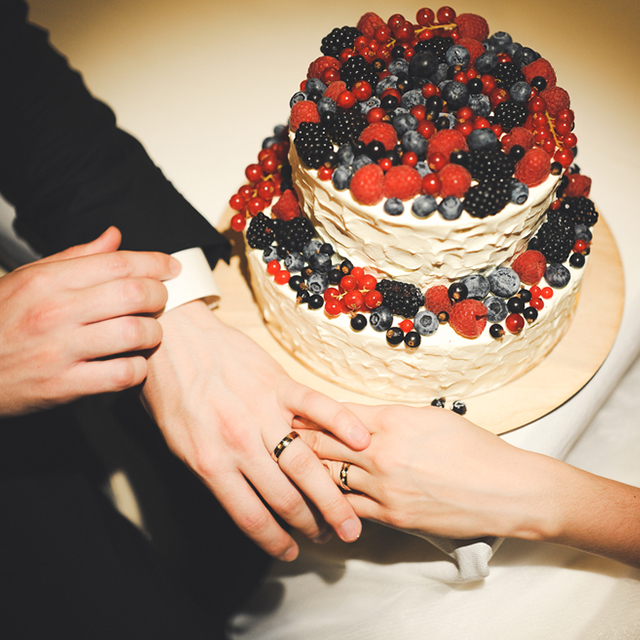 結婚式のウェディングケーキの相場っていくら？入刀用の食べられない