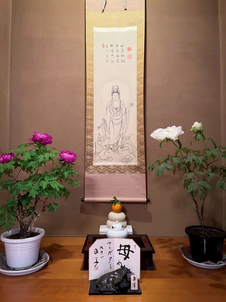 お正月花」 床の間の花です 花材：大王松、梅もどき、菊、千両 花器：14代坂倉新兵衛作 今年は、4月18日〜21日に松坂屋名古屋店にて「真生流いけばな展」を開催します。皆様、楽しみにしていてください。~*~*~*~*~*~*~*~*~*~*~*~*~*~*~*~*~*~* 🍀いけばな始めませんか