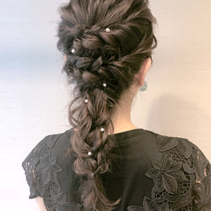 結婚式お呼ばれへア タイトなあみおろしアレンジLE・WIN ginza ルーウィン ギンザ のヘアスタイル美容院・美容室を予約するなら楽天ビューティ