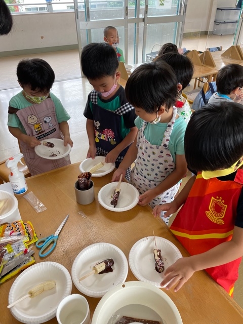 たっぷりチョコのチョコバナナ〜屋台ごっこにもってこいの製作遊び〜保育と遊びのプラットフォーム ほいくる
