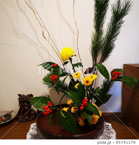 予約販売 お正月飾り2025！大王松と南天、日陰カズラを使ったシンプルなお飾り 正月玄関飾りにも しめ縄・しめ飾り tige_fleuriste 通販17020266Creema クリーマ