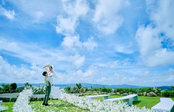 ガーデンウエディング おすすめの季節やドレス、演出は？雨や暑さ＆寒さ対策も