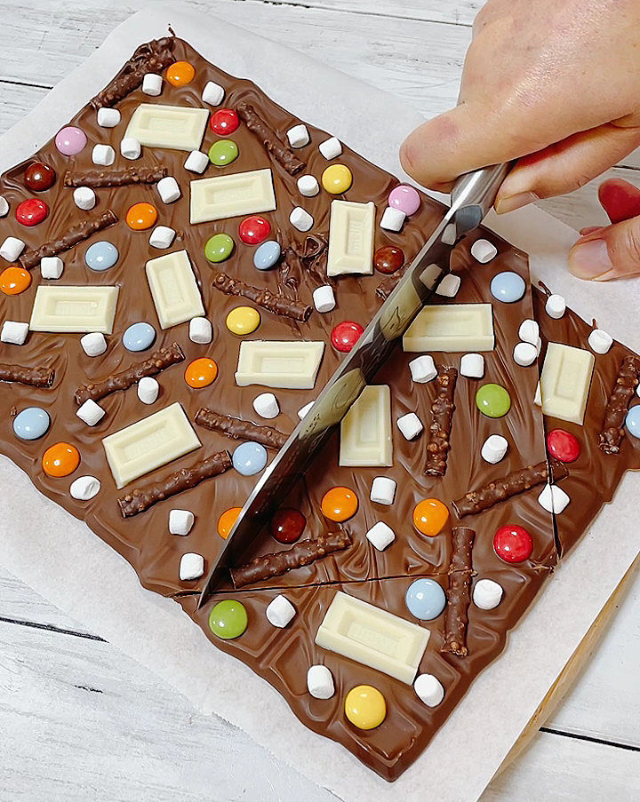 バレンタインまであと少し！！, 簡単なのに可愛いく美味しいガトーショコラが作れちゃいます💗,型は直径2.1センチのセルクルで13個のガトーショコラが出来ました！, 100円ショップにもセルクル売ってるのでぜひ使ってみてください！,カップケーキの型でももちろん出来ます！,混ぜ合わせる時に中心から混ぜるのは乳化という作業をするためです！乳化させるとなめらかで濃厚なチョコレートを堪能できるので中心