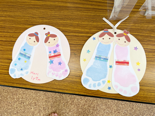 七夕アート🎋⭐️〗 生後3ヶ月くんの 手形足形アートで 作ってみました🤭🩷 ちっちゃいおてて✋に ちっちゃいあんよ🦶が可愛すぎてたまらない🩷🩷 今日、7月7日 そう！七夕です💕 手を笹の葉に 足を短冊にして ママにお願いごとを 書いてもらいました🥰🩷とっても愛の