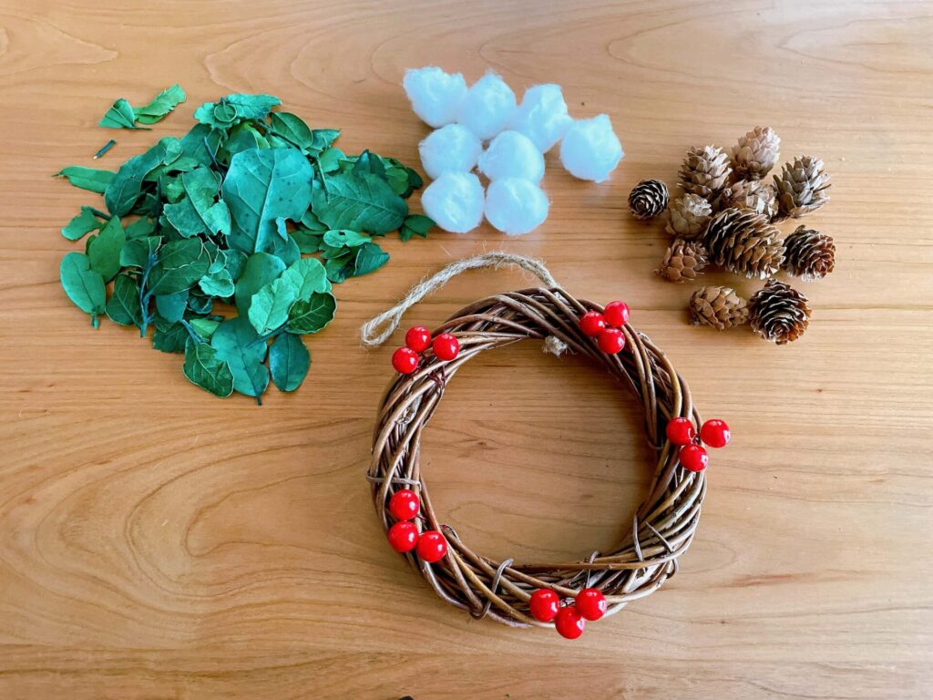 100円ショップのリースを使って、てのひらサイズのクリスマスツリーを作ろう！ - レタスクラブ