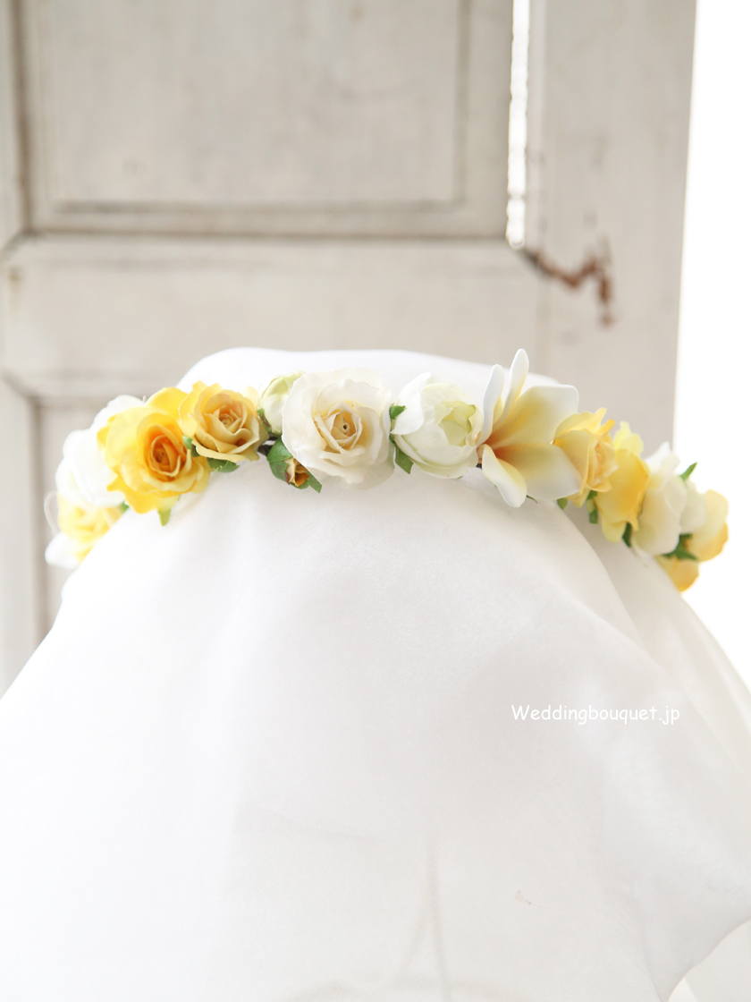 黄色いバラのウェディングアーチフラワーアレンジメント：シルクフラワーと緑の葉 - Etsy 日本