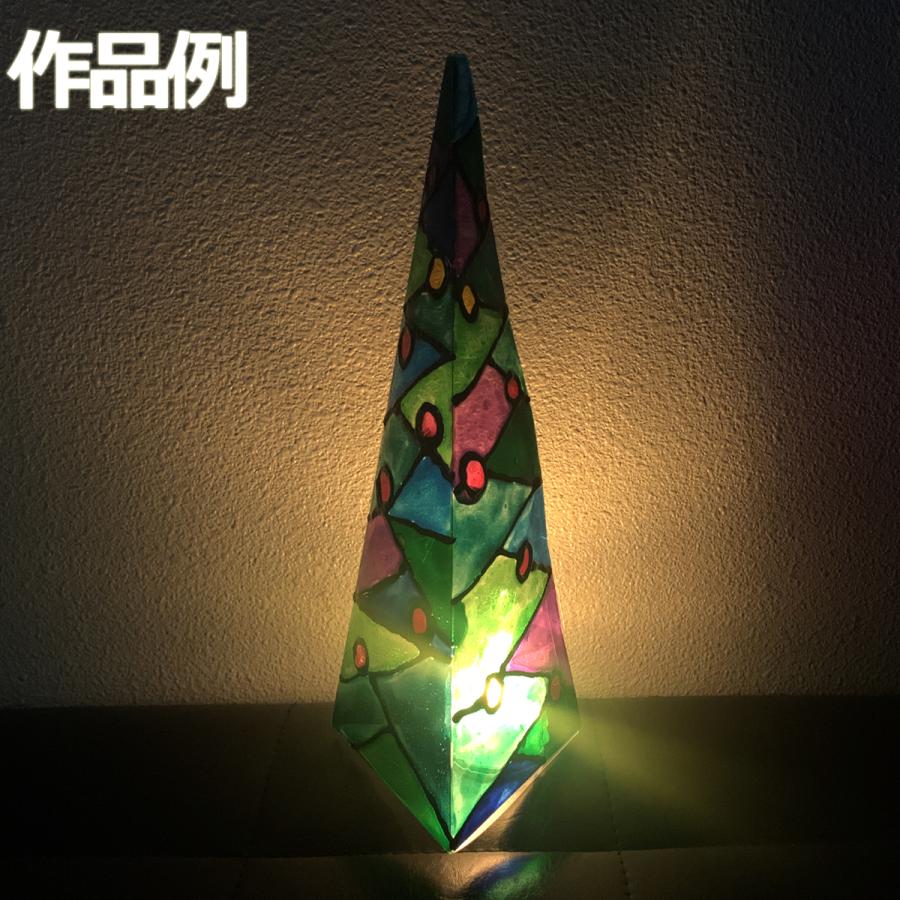 三角ツリーのステンドグラス世界文化ワンダ