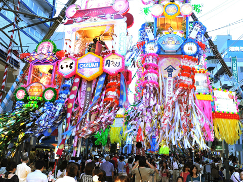 湘南ひらつか七夕まつり 大型の竹飾りが美しい 神奈川県平塚市で行われる七夕の祭り 日本三大七夕祭り 関東三大七夕祭り2024年は7月5日から7月7日まで開催湘南ひらつか七夕まつり日本三大七夕祭り関東三大七夕祭り平塚駅平塚市