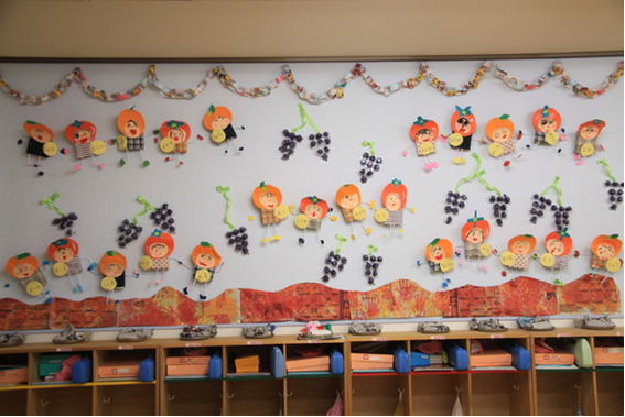 発表会の劇を題材に、各クラスで壁面制作が進んでいます。 このクラスは何を作っているのでしょうか？！😊臼井幼稚園佐倉市印西市幼稚園壁面制作年長