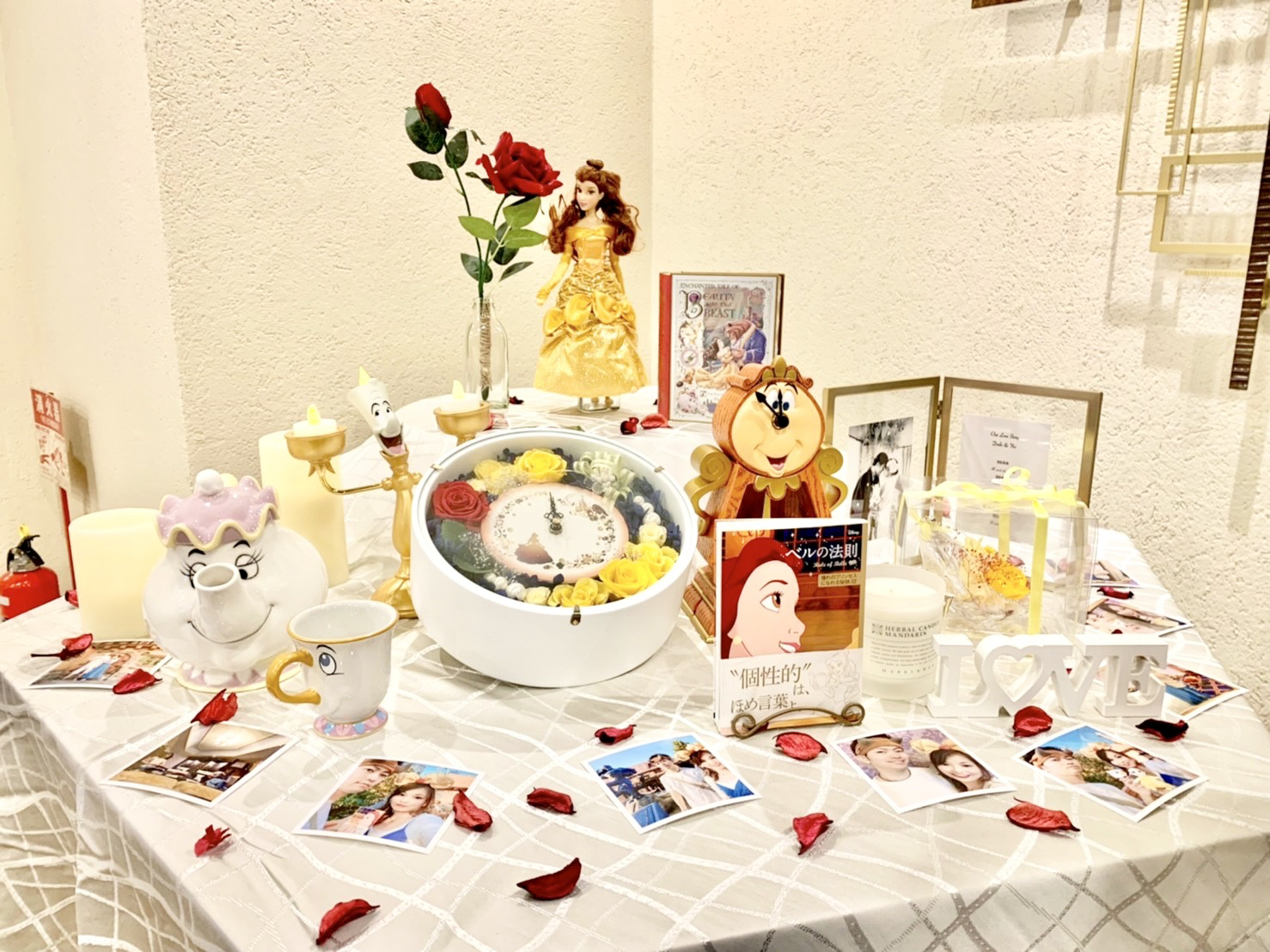 ディズニー風 結婚式 ウェルカムスペース 花 ハンドメイド 受付 ディズニー好き新郎新婦様へ贈る♡ 今回は待合室スペースの飾り付けと回廊の飾り付けのご紹介です✨ あとから見返せるよう 