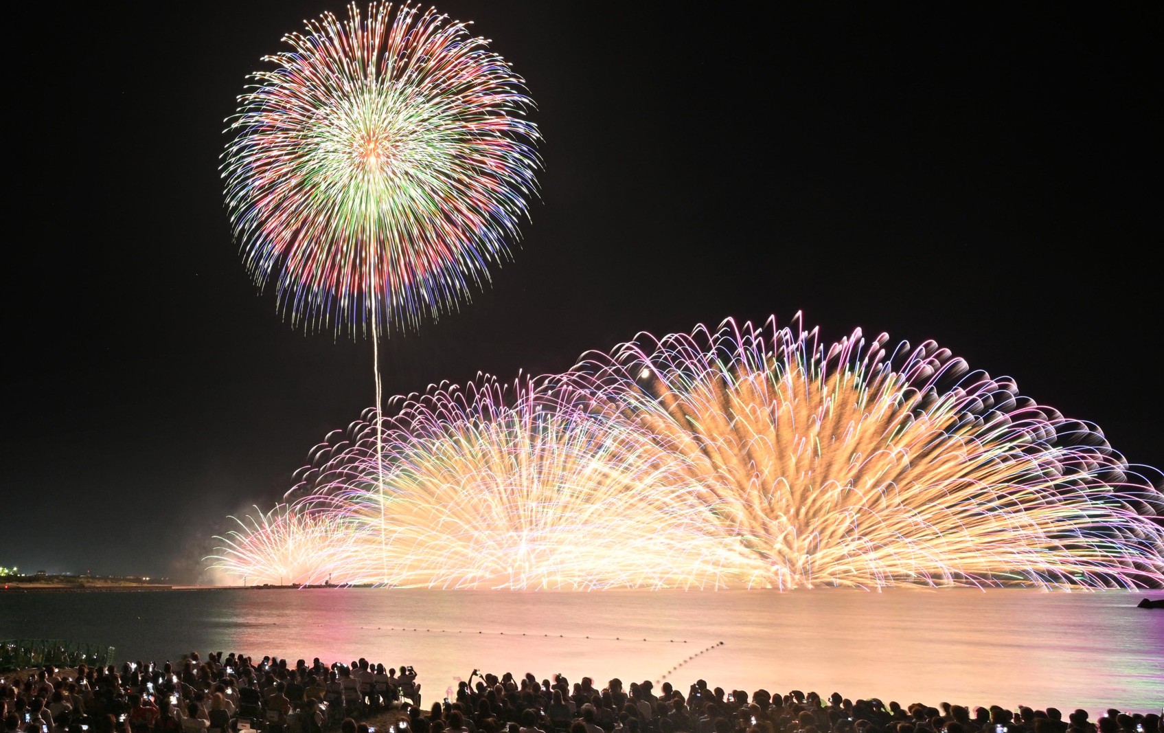 🚨花火大会の中止基準について🚨 花火大会当日の中止の判断基準は、下記の項目に沿って行います。①枚方市・高槻市に「大雨・暴風・洪水」いずれかの気象に関する警報が発令されている場合②枚方市・高槻市に震度3以上の地震が発生し、その被害によりインフラ関連に多大