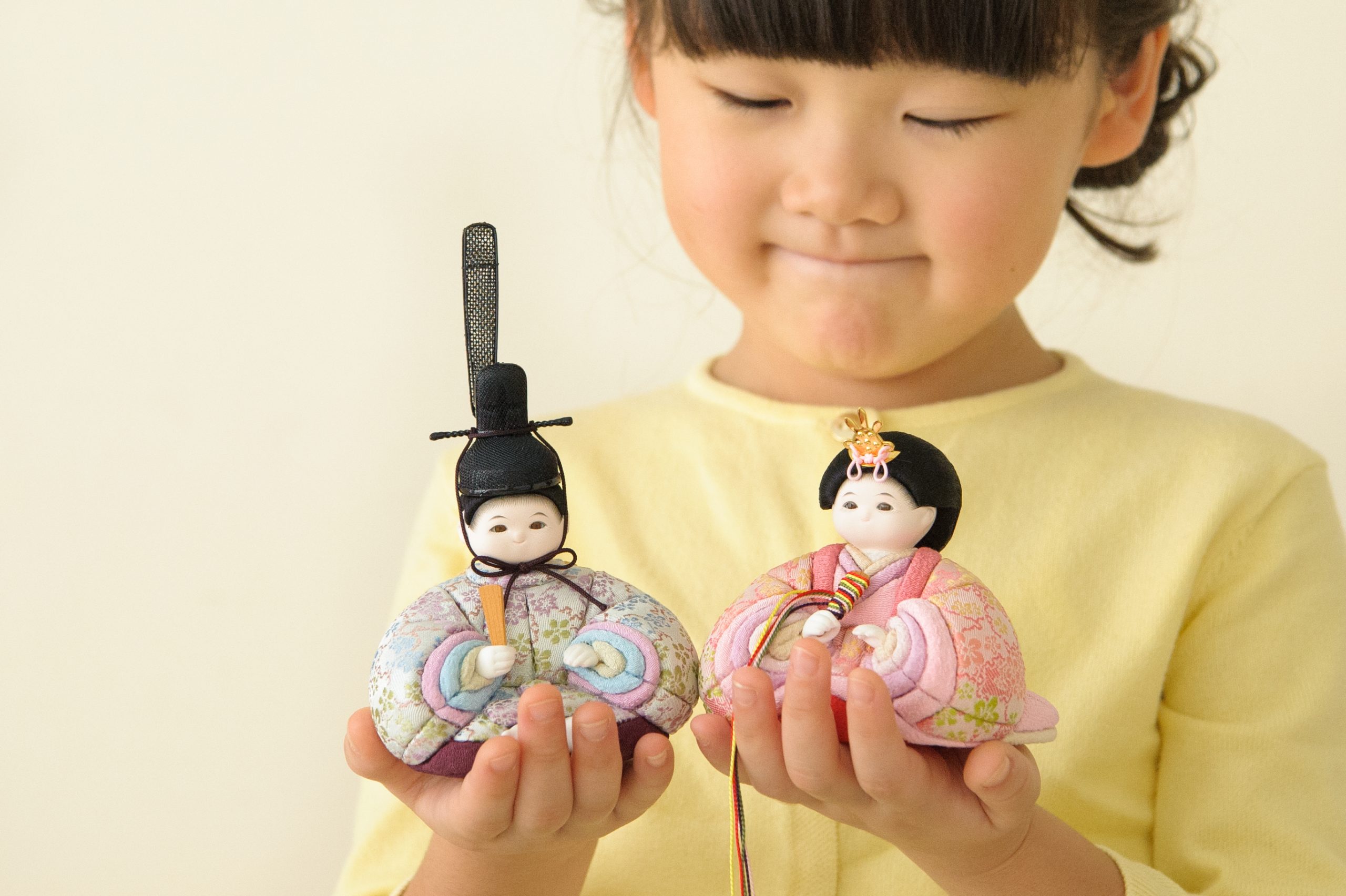 お雛様の飾りつけきもの おお又株式会社