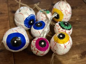 目玉の作り方,目玉のおやじ手作り,ハロウィンdiy,ハリボテ作り方,仮装コスチュームアイデア,ハロウィン仮装アイデア,ハロウィン手作り 衣装,ハロウィンオブジェ作り方,ハロウィン工作,ハロウィン怖い,ハロウィンインテリア,お化け屋敷diy,お化けの作り方,怖いハロウィン