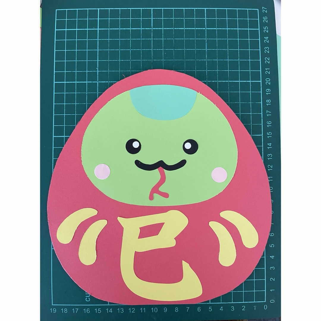 お正月製作𖧷 このだるまをアレンジした製作もできそう♡ またご紹介します◡̈ ------------------------イロドリ用紙店アイテムのご購入は 楽天またはminneより↟𖤥 ▷▷ @irodoriyoshiten ------------------------画用紙画用紙製作画用紙模様壁面飾り